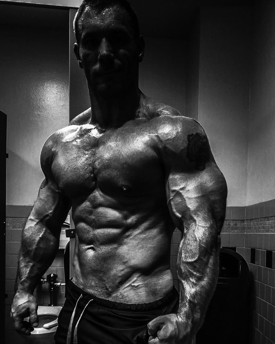 Throwback to being shredded and taking pics by the toilet 🚽