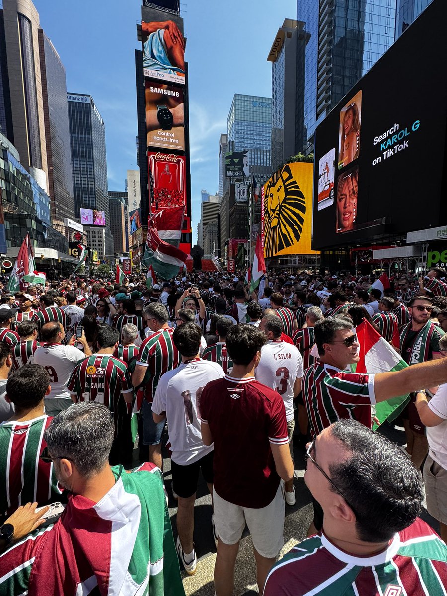FluminenseFC's tweet photo. Depois das festas inesquecíveis em New York, é chegada a hora de a torcida Tricolor ocupar Miami!

Amanhã tem Fluminense Football Club no Hard Rock Stadium! https://t.co/wLo1VKK1eD
