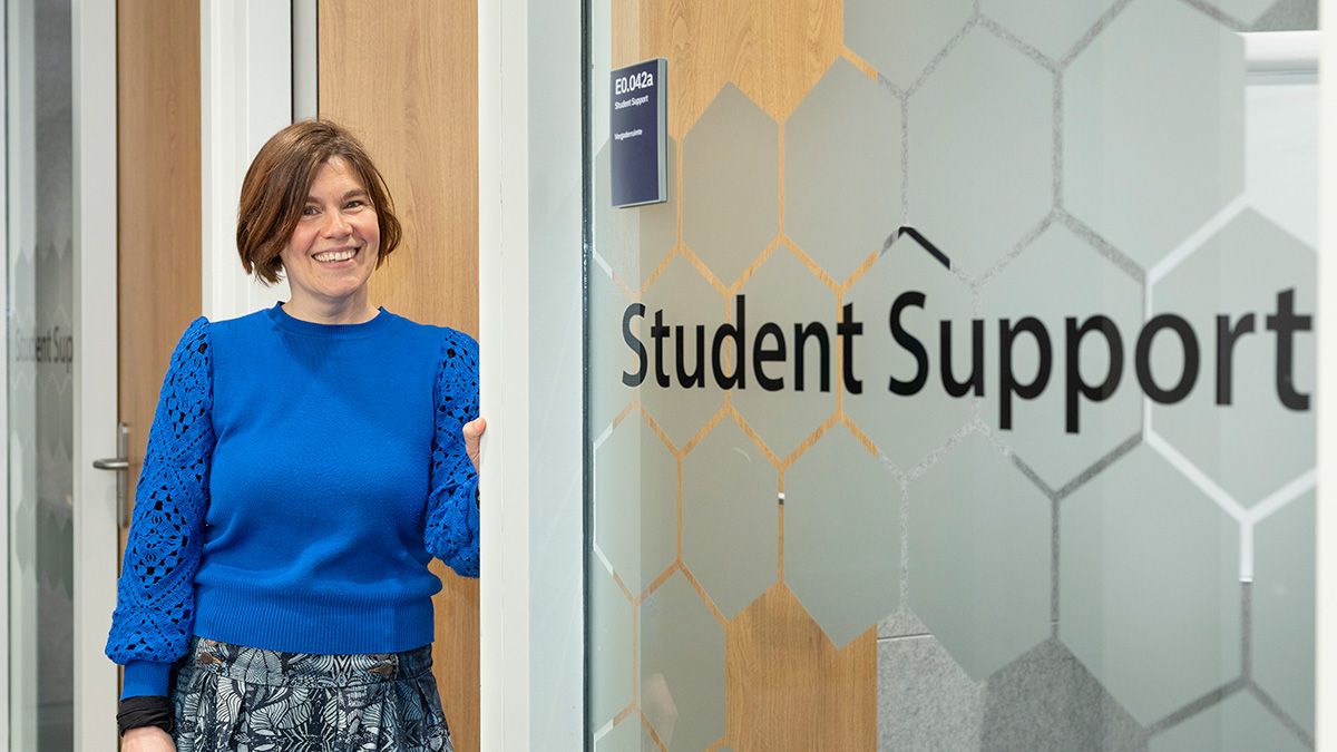 Werkenbijhogescholen (@hbobanen) on Twitter photo #Blog van een hbo-medewerker: "Studenten inspireren om 'eigen krijtstrepen' te trekken"
Anne vertelt over wat haar functie als studiekeuzeadviseur <a href="/HSLeidenNL/">Hogeschool Leiden</a> zo boeiend maakt en wat zij doet om studenten te stimuleren. Lees hier meer; buff.ly/Ne6P69e #Blog van een hbo-medewerker: "Studenten inspireren om 'eigen krijtstrepen' te trekken"
Anne vertelt over wat haar functie als studiekeuzeadviseur <a href="/HSLeidenNL/">Hogeschool Leiden</a> zo boeiend maakt en wat zij doet om studenten te stimuleren. Lees hier meer; buff.ly/Ne6P69e