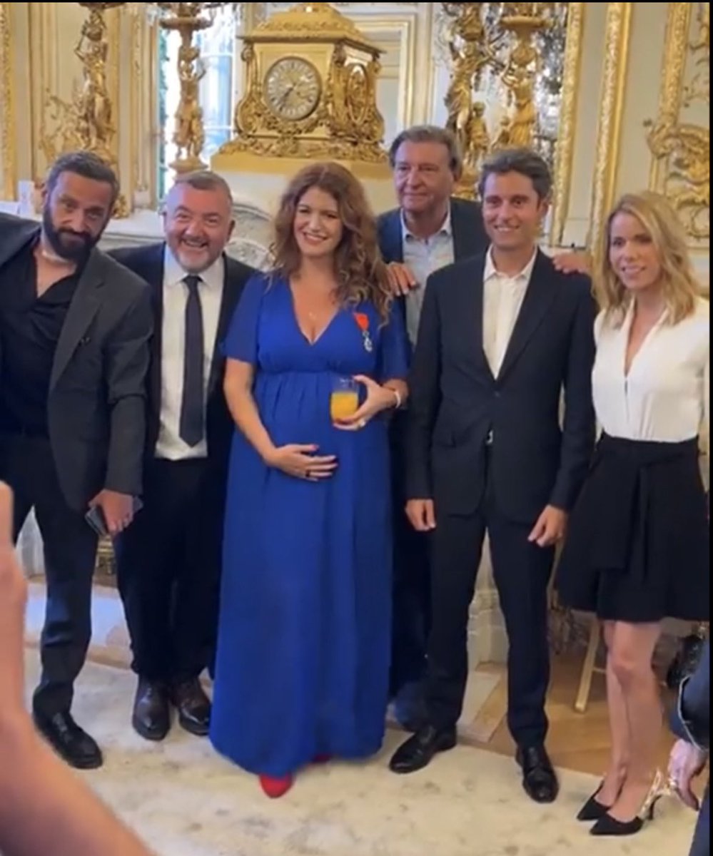 TheThomasVDB's tweet image. À chaque fois qu’elle voudra montrer à ses petits-enfants la photo du jour où elle a reçu la Légion d’honneur, il y aura toujours Cyril Hanouna sur la photo.