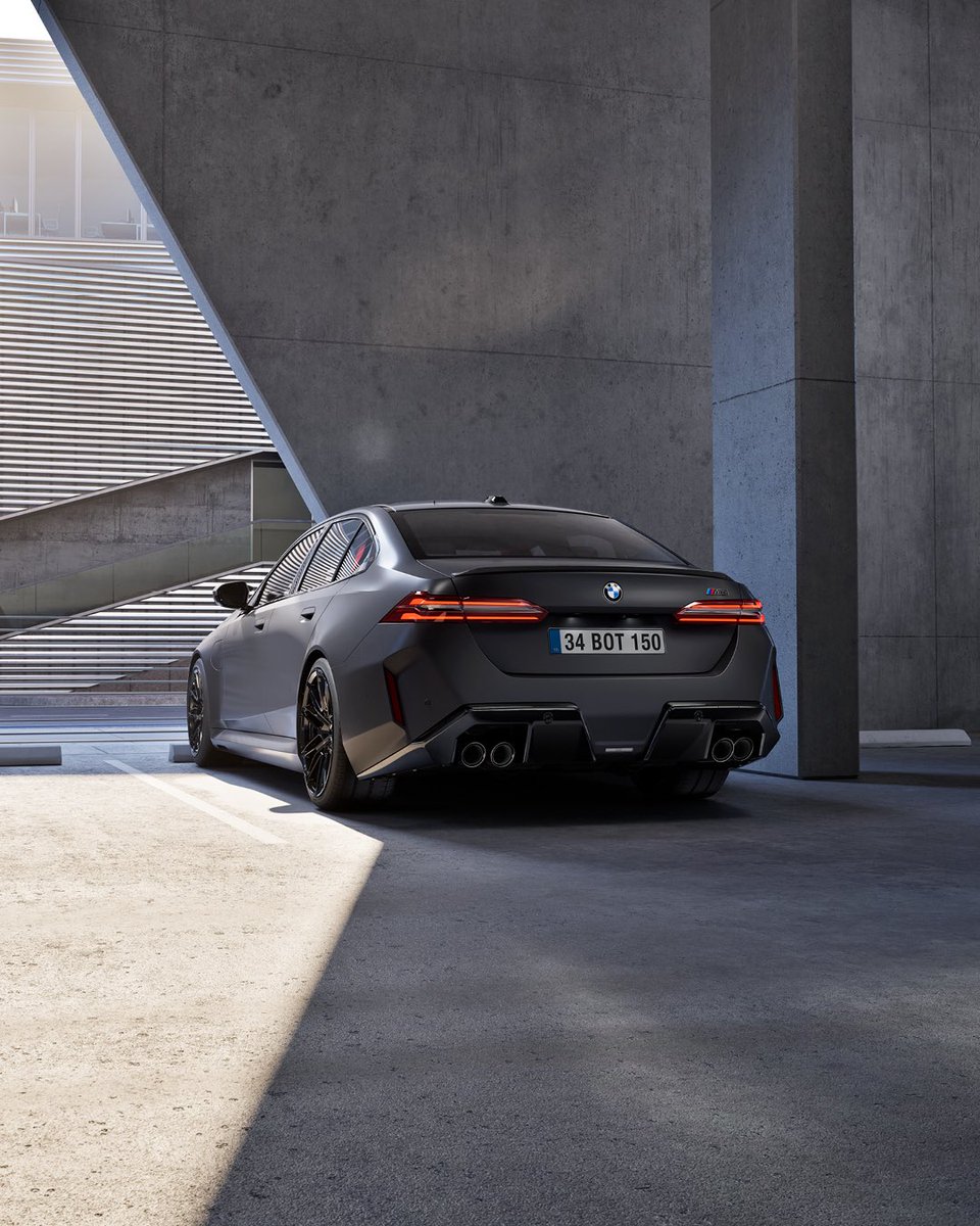 Yedinci neslinde ilk kez plug-in hybrid güç ünitesiyle yollara çıkan Yeni BMW M5, 727 beygir gücü ile olağanüstü performans sunuyor.

#BMWM