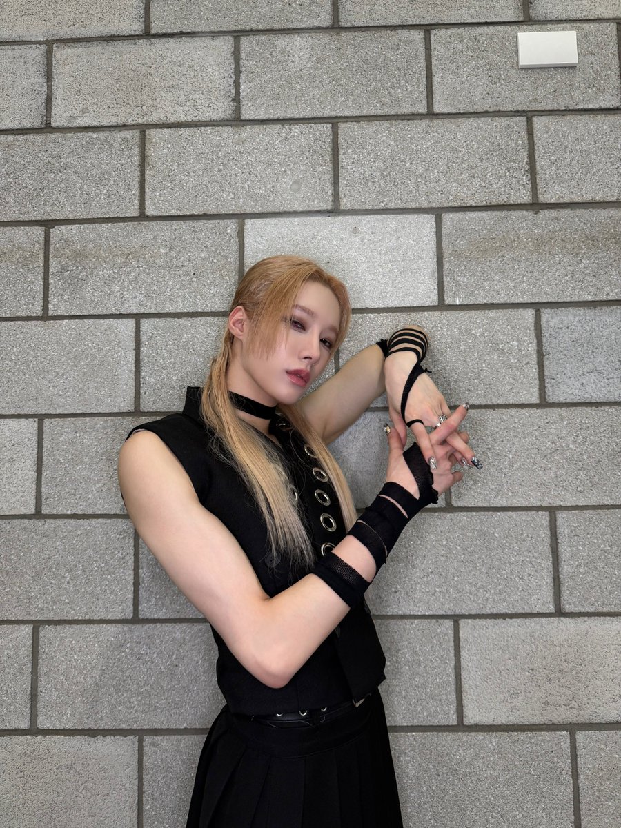 XLOV_official's tweet photo. [📸]

250624 SBS M 더쇼

It’s #RUI ‘s #BIZNESS 🖤

#XLOV #엑스러브 #루이
#XLOV_BIZNESS https://t.co/FSjtdWA7tq