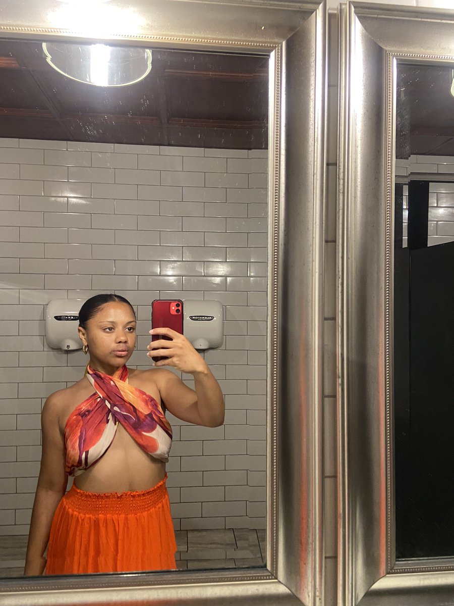 niyaahx's tweet image. That one girl who tricks you into loving nature and the beauty around you oh