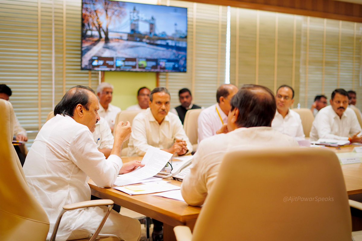AjitPawarSpeaks's tweet photo. राज्यात ‘सीट्रीपलआयटी’ केंद्र उभारणीच्या कामाचा आढावा आज आयोजित बैठकीत घेतला. राज्यातील युवकांना रोजगाराभिमुख व आधुनिक तंत्रज्ञानाधिष्ठित प्रशिक्षण मिळावं, यासाठी राज्यात प्रत्येक जिल्ह्यात ‘सेंटर फॉर इन्व्हेंशन, इनोव्हेशन, इक्युबेशन अँड ट्रेनींग’ अर्थात ‘सीट्रिपलआयटी’ केंद्र उभारण्यात यावेत. त्या दृष्टीनं तातडीनं कार्यवाही करण्याचे निर्देश बैठकीत दिले.

राज्यातील तरुणांना जागतिक दर्जाचं प्रशिक्षण मिळावं, त्यांच्यामध्ये कौशल्यवृद्धी होऊन ते रोजगारक्षम व्हावेत, यासाठी कोणतीही तडजोड करु नये. त्याकरता राज्यात प्रत्येक जिल्ह्यात किमान एक ‘सीट्रीपलआयटी’ केंद्र उभारण्यात यावं. राज्यात सध्या दहा ठिकाणी ‘सीट्रीपलआयटी’ केंद्रे मंजूर करण्यात आली आहेत. राज्यातील उर्वरित २६ जिल्ह्यांमध्येही केंद्रे उभारण्यासाठी टाटा कंपनीशी आवश्यक तो समन्वय साधून कार्यवाही तातडीनं करण्यात यावी. या केंद्राच्या माध्यमातून दरवर्षी हजारो युवकांना ‘एआय’, ऑटोमेशन, रोबोटिक्स, मशीन लर्निंग अशा अत्याधुनिक तंत्रज्ञानाचं प्रशिक्षण मिळणार आहे. 

या प्रकल्पांमुळे राज्यात उद्योगांना प्रशिक्षित मनुष्यबळ उपलब्ध होणार असून नवउद्योजकांना प्रोत्साहन मिळणार आहे. तसंच प्रत्येक जिल्ह्यात उद्योगस्नेही वातावरणाची पायाभरणी होणार आहे. युवकांचे कौशल्यवर्धन, रोजगार व स्वयंरोजगारासाठी यामुळे मोठी चालना मिळणार आहे. या केंद्रांसाठी आवश्यक असणारी जागा ‘एमआयडीसी’नं द्यावी, त्याचप्रमाणे केंद्राची जागा निवडताना ती शहराच्या जवळ असावी, प्रशिक्षार्थींना सोयीची असावी, याची काळजी घेण्यात यावी. या केंद्रासाठी आवश्यक असणारा १५ टक्के निधी प्रत्येक जिल्ह्याच्या जिल्हा नियोजन समितीच्या मार्फत देण्यात येईल. याचबरोबर रायगड जिल्ह्यातील ‘सीट्रिपलआयटी’ केंद्रासाठी ‘एमआयडीसी’मार्फत निधी उपलब्ध करुन दिला जाईल, अशी सूचना बैठकीत केली.