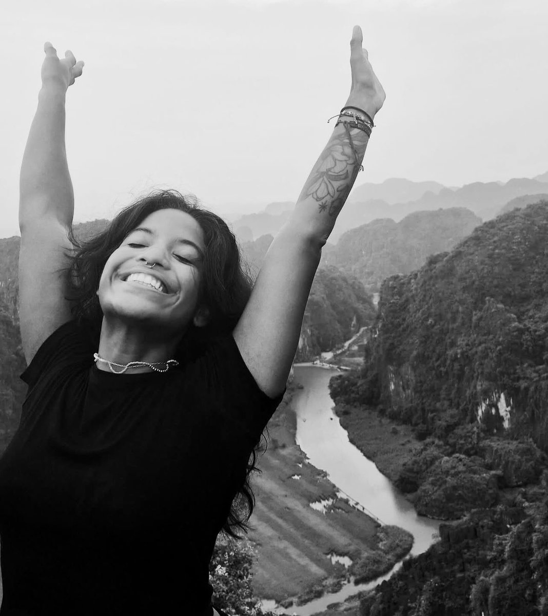 foradoar202's tweet photo. 💔URGENTE: Juliana Marins foi resgatada sem vida.

A brasileira estava desaparecida desde sábado, após tropeçar e cair durante uma trilha no vulcão Rinjani, na Indonésia. https://t.co/P9wnhjMofA