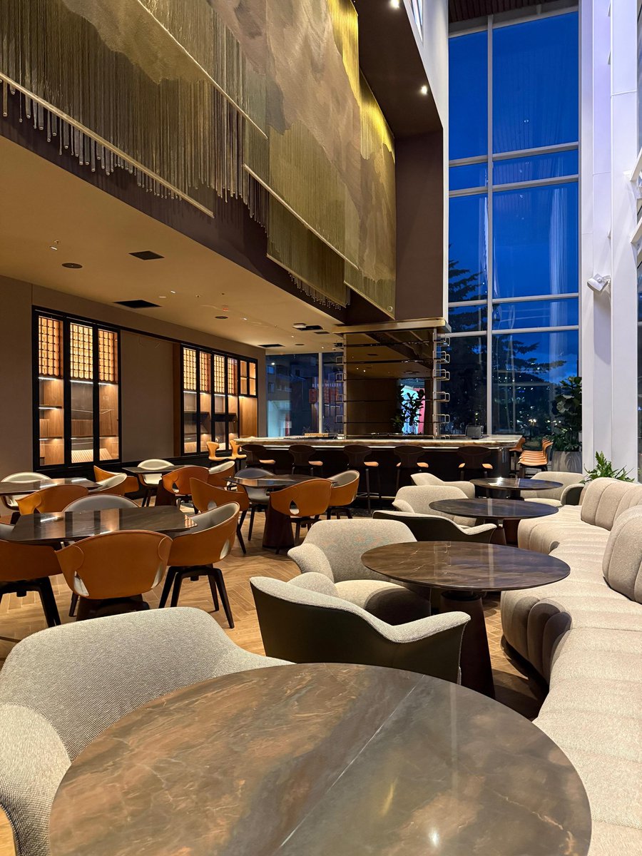 Por favor, díganle Licenciada! . Cuatro años y dos títulos:  Comercialización y Dirección de Negocios; y Licenciatura en Marketing.  Cuatro años de esfuerzo, dedicación y compromiso. Nada hace más feliz a un, image size:900x1200