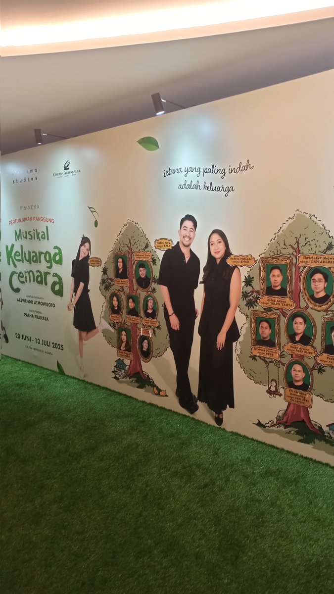 Siapa yang hadir di Pertunjukan Musikal Keluarga Cemara yang dibawakan oleh teman-teman dari <a href="/musikal_kc/">Musikal Keluarga Cemara</a> 🌲🤍

Minty juga sudah siap menonton penampilan Ka <a href="/C_OnielJKT48/">onyil🤓</a> dan teman-teman <a href="/officialJKT48/">JKT48</a> di panggung malam ini! ✨️

#KembaliKeKeluarga