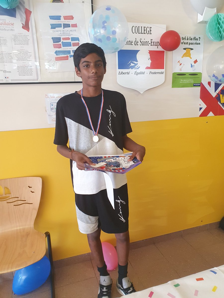 StExRosny93's tweet photo. Remise des prix du Big Challenge au college. Classés au niveau départemental et national. Un grand bravo à l'équipe des profs d'anglais et aux élèves ! https://t.co/7kQoQG6Kla