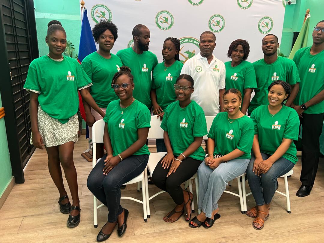 Nous adressons nos plus sincères félicitations à Monsieur Frantz Jn Louis, Responsable Logistique de EDE Secours, ainsi qu’à l’ensemble de son sous-comité, pour leur professionnalisme, leur rigueur et leur engagement indéfectible sur le terrain.
Grâce à leur efficacité exemplaire