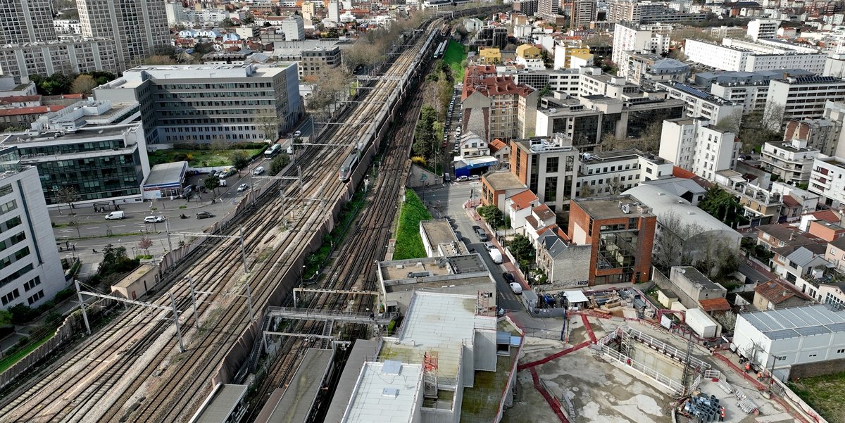 📌Mutations en cours à #ChâtillonMontrouge : un quartier dense et mixte, en pleine transformation avec l’arrivée de la ligne 15 Sud fin 2026.  
👉 Monographie à lire ici apur.org/fr/amenagement…
#Apur