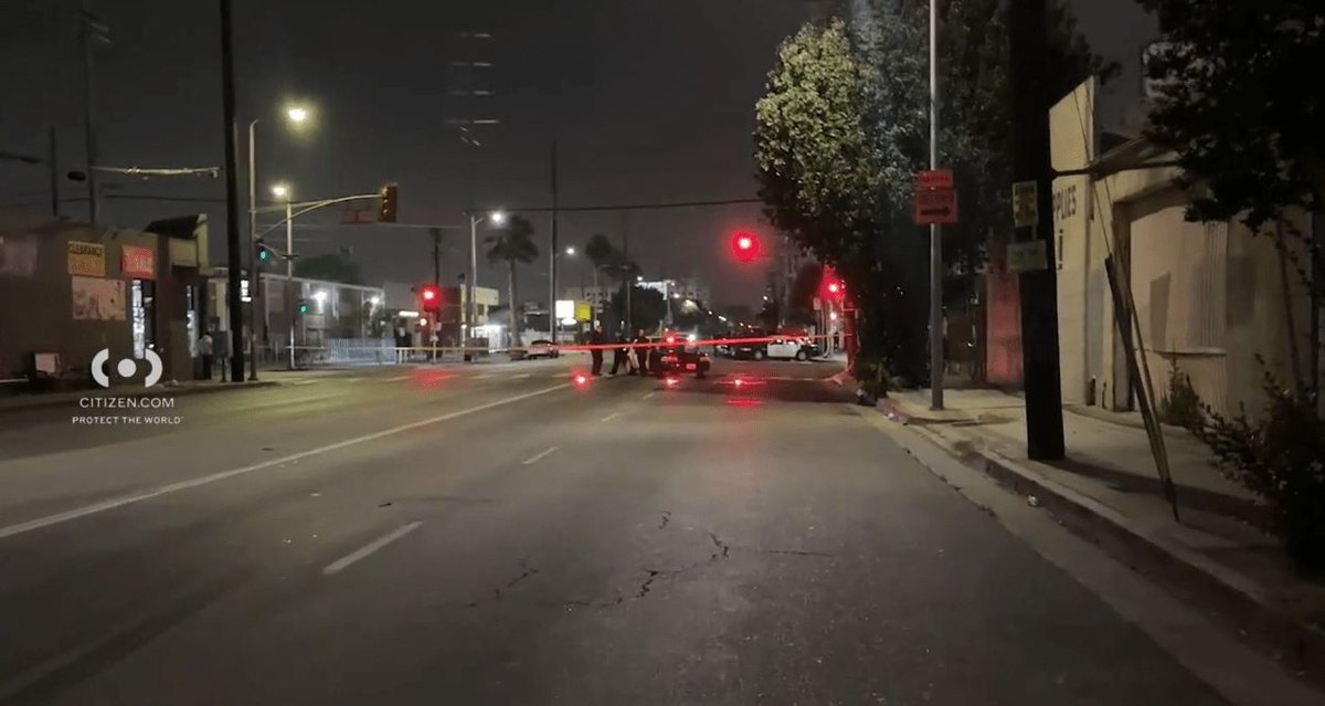 Drive-by shooting – LAPD officers were shot at while waiting for a tow truck. No one was injured. "The officers were standing outside of their squad cars when they heard gunshots and realized that suspects in a vehicle had fired at them." buff.ly/aonUwoy