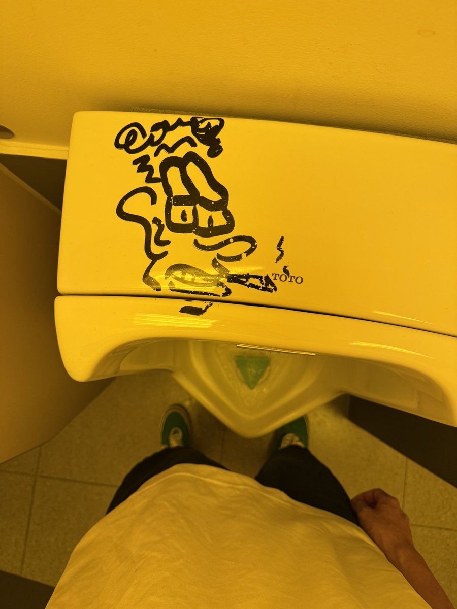 ChangNone's tweet photo. 下午和大学里最有感觉的学弟出门，站路上看他手机一起选餐厅的时候，我贴着他耳朵讲话，然后轻轻亲了他的脸。晚上我们去wigwam，我非常熟悉的延安绿地旁边，临走的时候我问他可以抱一下吗？感谢他都满足我了。 https://t.co/LxU08VJjfb