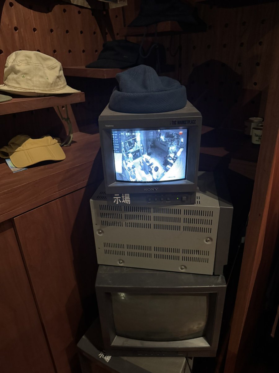 ChangNone's tweet photo. 下午和大学里最有感觉的学弟出门，站路上看他手机一起选餐厅的时候，我贴着他耳朵讲话，然后轻轻亲了他的脸。晚上我们去wigwam，我非常熟悉的延安绿地旁边，临走的时候我问他可以抱一下吗？感谢他都满足我了。 https://t.co/LxU08VJjfb