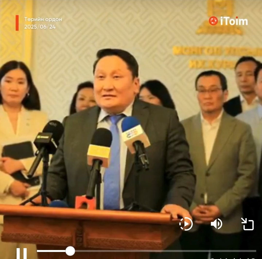 Босоо Ганбаагийн өнөөдөр сандарч байгаа нь хэрэг хийчихсэн хүүхэд баригдах дээрээ тулахаараа ингэж сандардаг тэ. Хэрэг хийгээгүй хүн шалга шалга гээд л сууж баймаар. Эсвэл эхнэр хүүхдийг нь айлгачихаар ингэж их реакцалдаг юм болов уу? Хурлаа орхиод ирсэн гэж байна лээ ш дээ.