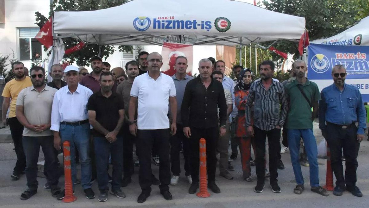 Van’da belediyelerden işten çıkarılan işçilerin eylemi devam ederken, Mecliste DEM Parti ile görüşülecek.

DEM Partili belediyeler tarafından işten çıkartılan işçiler meclis komisyonunda ele alınacağından umutlu.