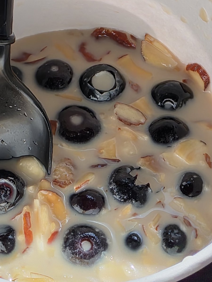 Buddy5677's tweet photo. @Starbucks how does that happen. You order oatmeal and doing get any oatmeal.  #fail #epicfail https://t.co/8LFsLaRiVp