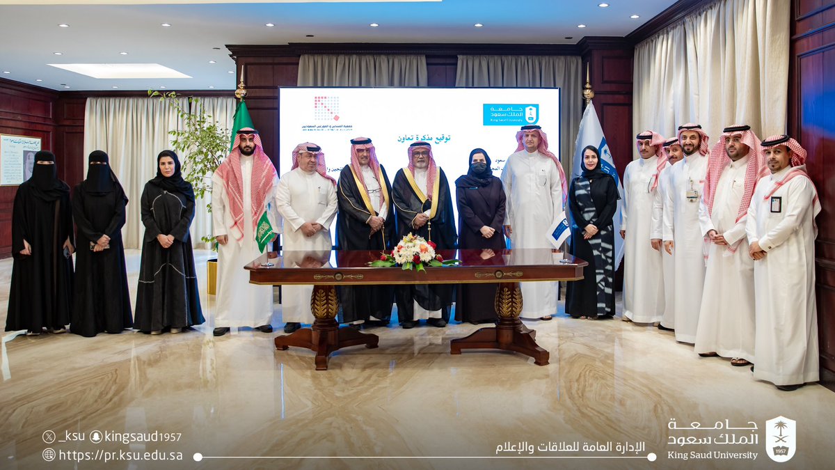 نيابةً عن سعادة رئيس #جامعة_الملك_سعود المُكلَّف أ.د.علي مسملي

نائب رئيس الجامعة للشؤون التعليمية والأكاديمية أ.د. ناصر الداغري يوقع مذكرة تعاون ممثلةً بمكتب العلاقات المجتمعية وجمعية المنتجين والموزعين السعوديين.