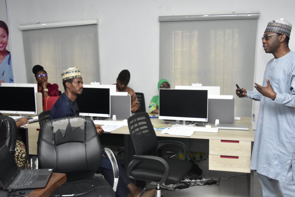 Daily_TrustF's tweet image. Day 1 of the workshop on Broadcast and Digital Production, with Dr Abdullahi Tasiu @abdullahitasiu taking journalists through the rudiments of writing for broadcast.