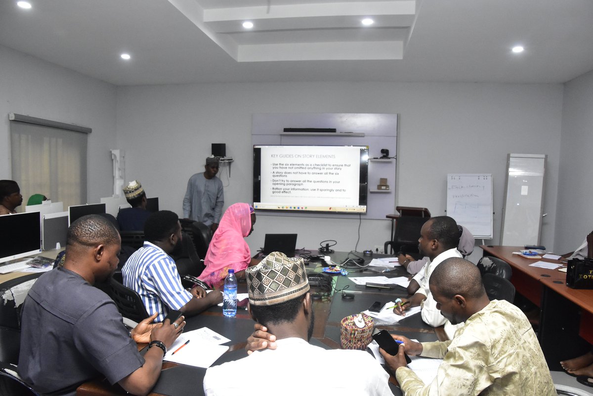 Daily_TrustF's tweet image. Day 1 of the workshop on Broadcast and Digital Production, with Dr Abdullahi Tasiu @abdullahitasiu taking journalists through the rudiments of writing for broadcast.