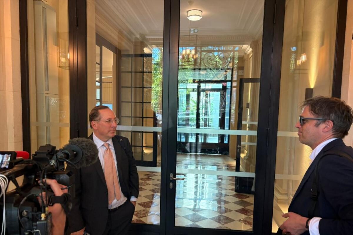 lequipe's tweet photo. Juste avant son audition par la DNCG, ce mardi, John Textor, le propriétaire américain de l'OL, s'est retrouvé bloqué devant la porte de la LFP.

➡️ https://t.co/Tve3MHcNKM https://t.co/irERk3IKcR