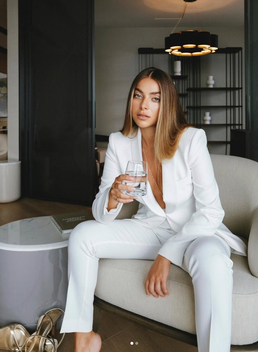 1-) İmamoğlu'nun kasası Adem Soytekin'in KİPTAŞ itirafları korkunç. Sunduğu belgelerde İmamoğlu ve çetesinin kanımızı nasıl emdiği ortaya çıkıyor. Delegelere yok pahasına dağıtılan dairelerden önce size başka bir ismi örnek olarak göstermek istiyorum. Soytekin'in savcılığa