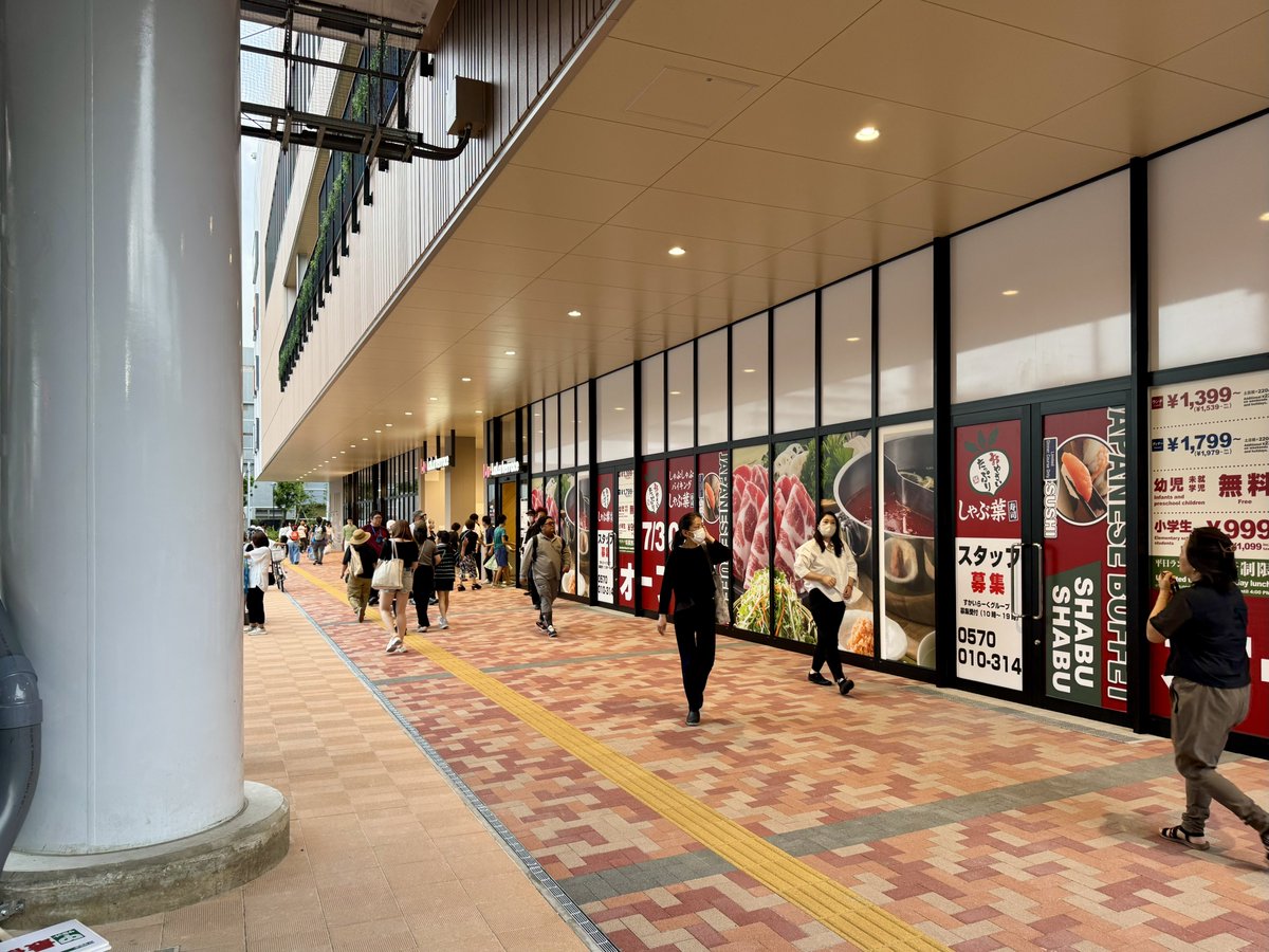 ららテラス北綾瀬
2025.6.24オープン🎊
東京メトロ千代田線の終点北綾瀬駅直結の三井不動産によるライフスタイル型SC
コンパクトな敷地ながら、中はそれほど狭さは感じず、日常に便利な店舗が一通り揃っている印象でした