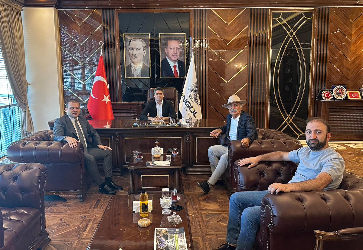 Jeotermal Yatırımcıları Derneği (JEMYAD) Yönetim Kurulu Başkanı Sayın Ömer Tosun, JEMYAD üyesi ve aynı zamanda Odamız üyesi olan Sayın Rıdvan Koç, Yönetim Kurulu Başkanımız Kadir Çintay ile birlikte Bingöl Belediye Başkanı Sayın Erdal Arıkan’ı makamında ziyaret etti.

Ziyarette,