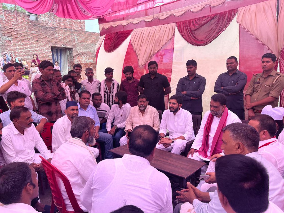 socialistaditya's tweet photo. विधानसभा सहसवान के ग्राम हुमूपुर चमरपुरा में हाजी तनवीर अहमद और ग्राम खैर पुर बल्ली में औसत अली के घर जाकर परिजनों से मुलाकात की तथा शोक संवेदना व्यक्त की। https://t.co/Fcp0Hi2X1t