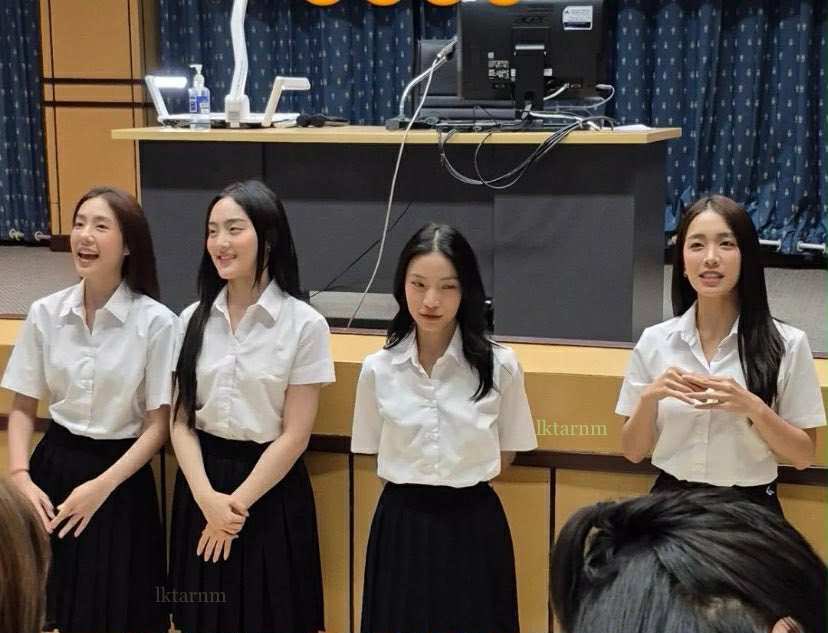 อยู่ๆแฟนก็พูด "วันนี้โฟอีฟไปพิษณุโลกหนิ" ชั้นห้ะ รู้ได้ไง นางบอกน้องที่รู้จักส่งมาตั้งแต่บ่าย นั่งเรียนอยู่ดีๆโฟอีฟมา ชั้นไม่รู้จะห้ะอะไรก่อน งง #4EVE