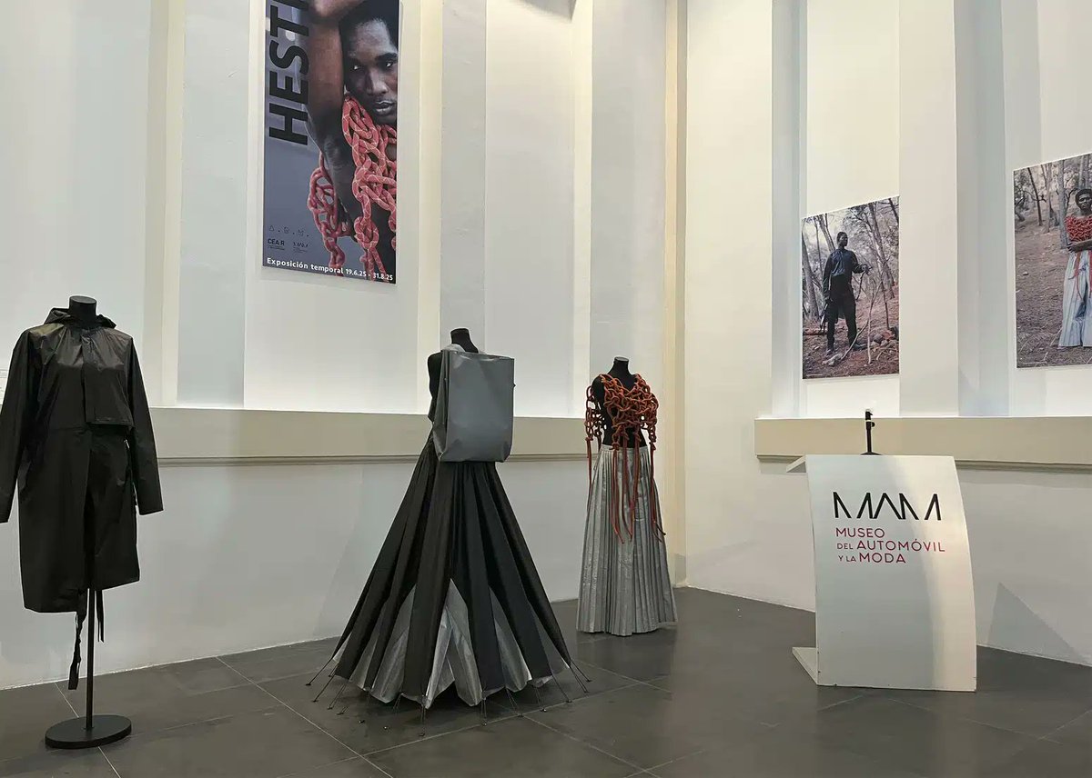 Málaga Turismo (@turismodemalaga) on Twitter photo ✨ El <a href="/MuseoAutomovilM/">Museo del Automóvil y la Moda de Málaga</a> acoge una muestra de moda muy especial.
La exposición Hestia (diosa griega del Hogar) alberga tres conjuntos de prendas-objeto confeccionados por la diseñadora malagueña Andrea Rubio con residuos textiles pre y posconsumo.
👉🏼 visita.malaga.eu/es/que-ver-y-h… ✨ El <a href="/MuseoAutomovilM/">Museo del Automóvil y la Moda de Málaga</a> acoge una muestra de moda muy especial.
La exposición Hestia (diosa griega del Hogar) alberga tres conjuntos de prendas-objeto confeccionados por la diseñadora malagueña Andrea Rubio con residuos textiles pre y posconsumo.
👉🏼 visita.malaga.eu/es/que-ver-y-h…