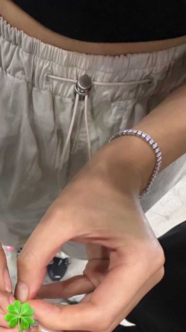 Pinkys_fatale's tweet photo. Hmm  guys I feel like someone wrapped our mama jisoo under thy spell i never seen her wear something this affectionately for long time 👀 https://t.co/m0qSn7rBAJ