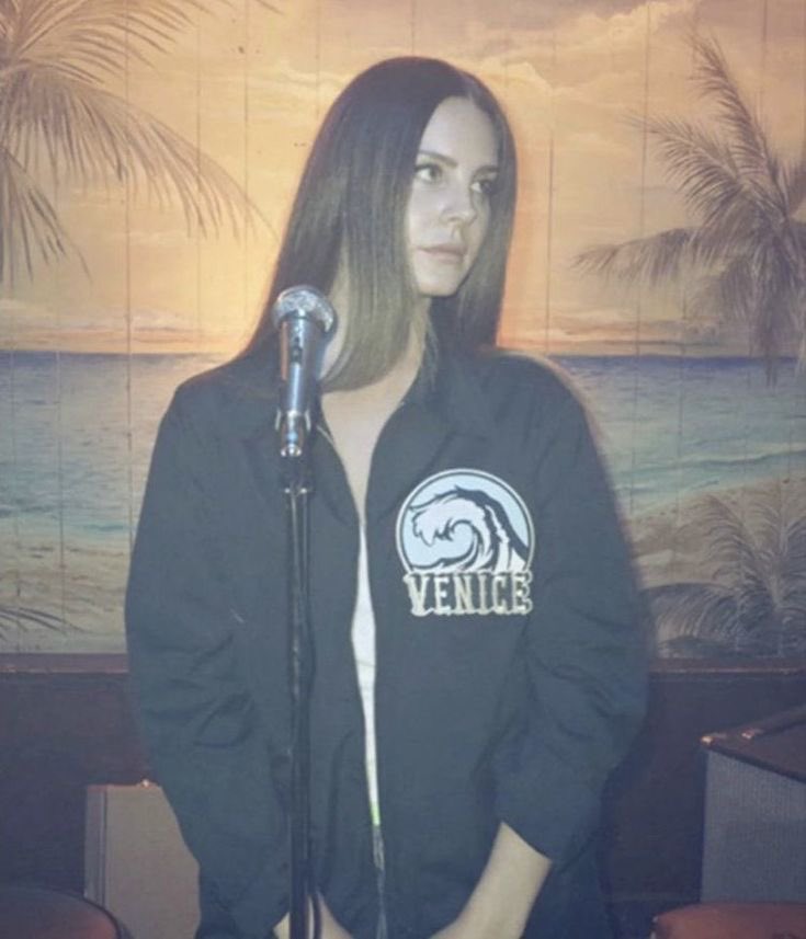 Lana del Rey’s “Cinnamon Girl” has re-entered to the Global Spotify Chart at #178 with 1,163,789 streams.

the song accomplished this despite being an album track from 2019.