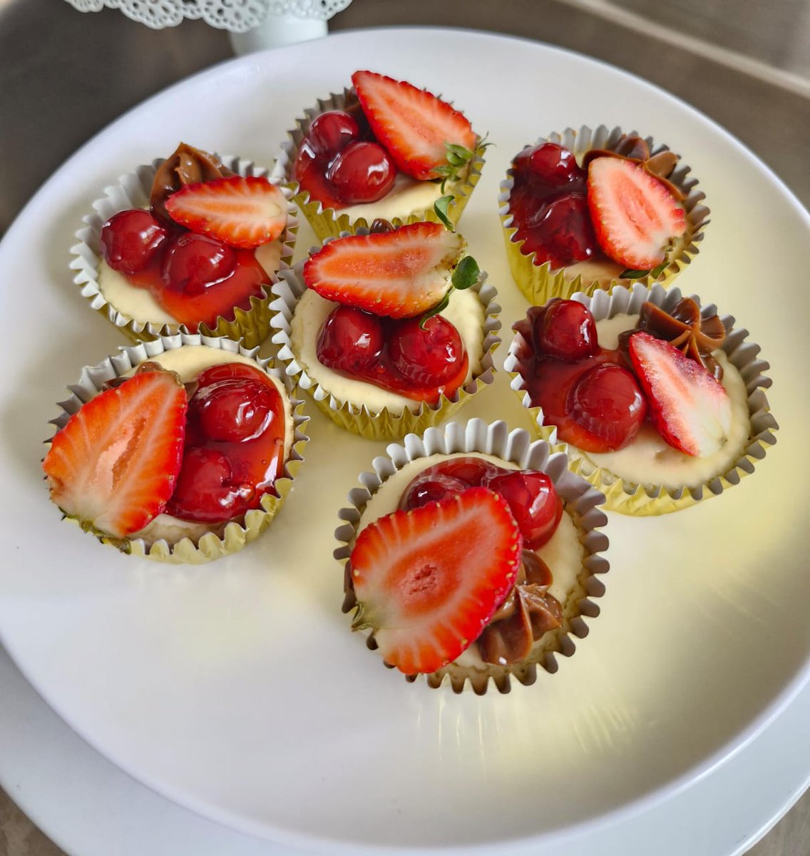 CSGastronomicaS's tweet image. En el #CSGS de Barahona, unimos talento, formación y sabor.

De la mano de la chef Olga Espinosa, nuestras participantes fortalecieron sus habilidades en repostería con la preparación de recetas como «cheesecake» de limón y de dulce de leche.