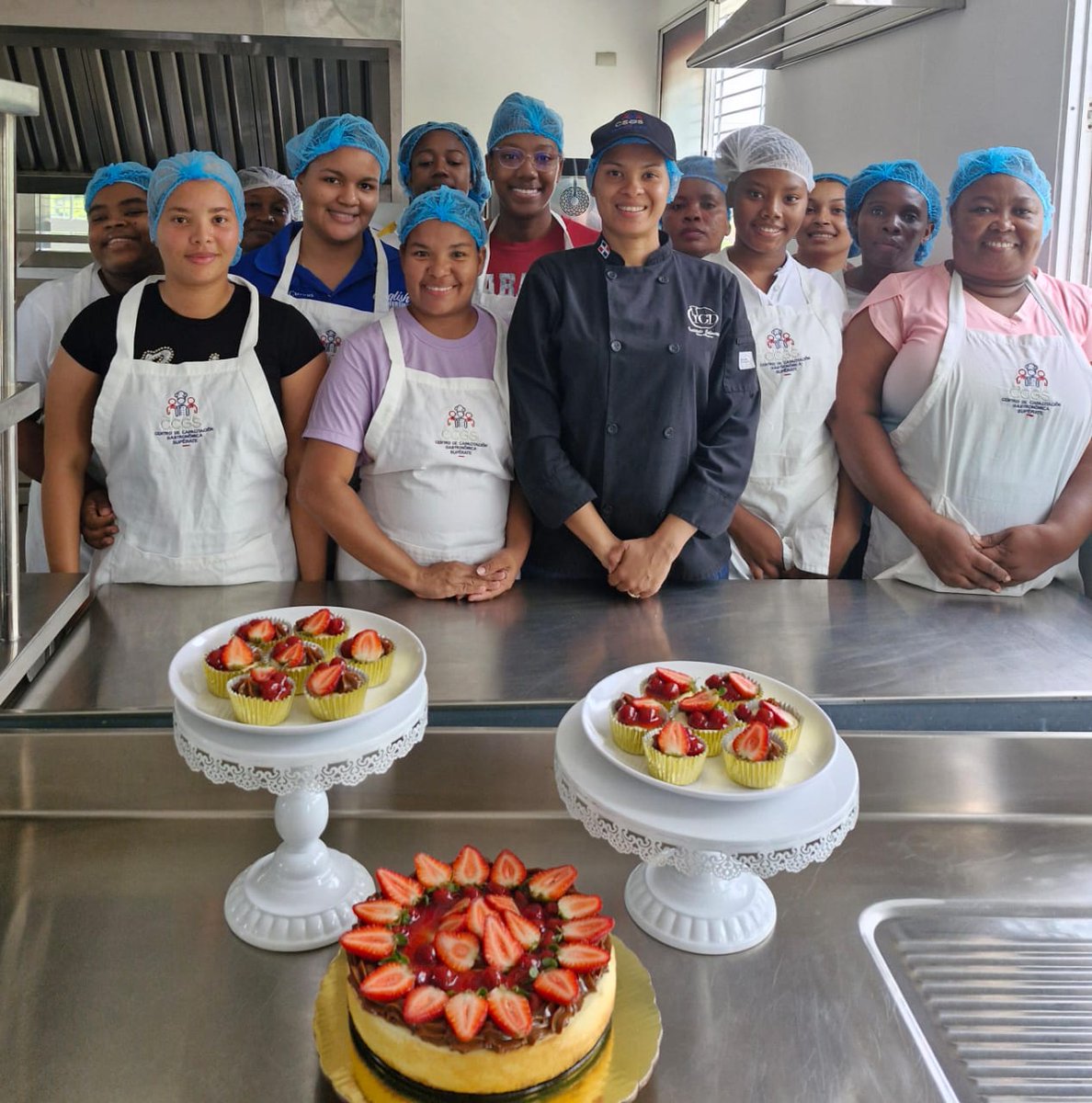 CSGastronomicaS's tweet image. En el #CSGS de Barahona, unimos talento, formación y sabor.

De la mano de la chef Olga Espinosa, nuestras participantes fortalecieron sus habilidades en repostería con la preparación de recetas como «cheesecake» de limón y de dulce de leche.