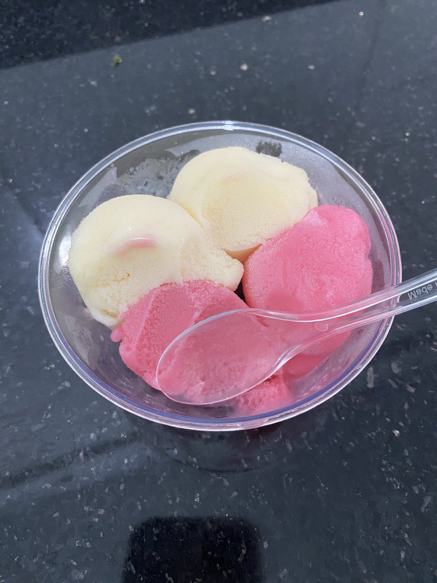 🍦 أيس كريم الصيف ☀️
دلل حواسك بنكهة الانتعاش!
في عزّ الحرارة، ما في أجمل من لحظة برودة ناعمة بطعمك المفضل 🍓🍫
اكتشف متعة الصيف مع كل ملعقة!