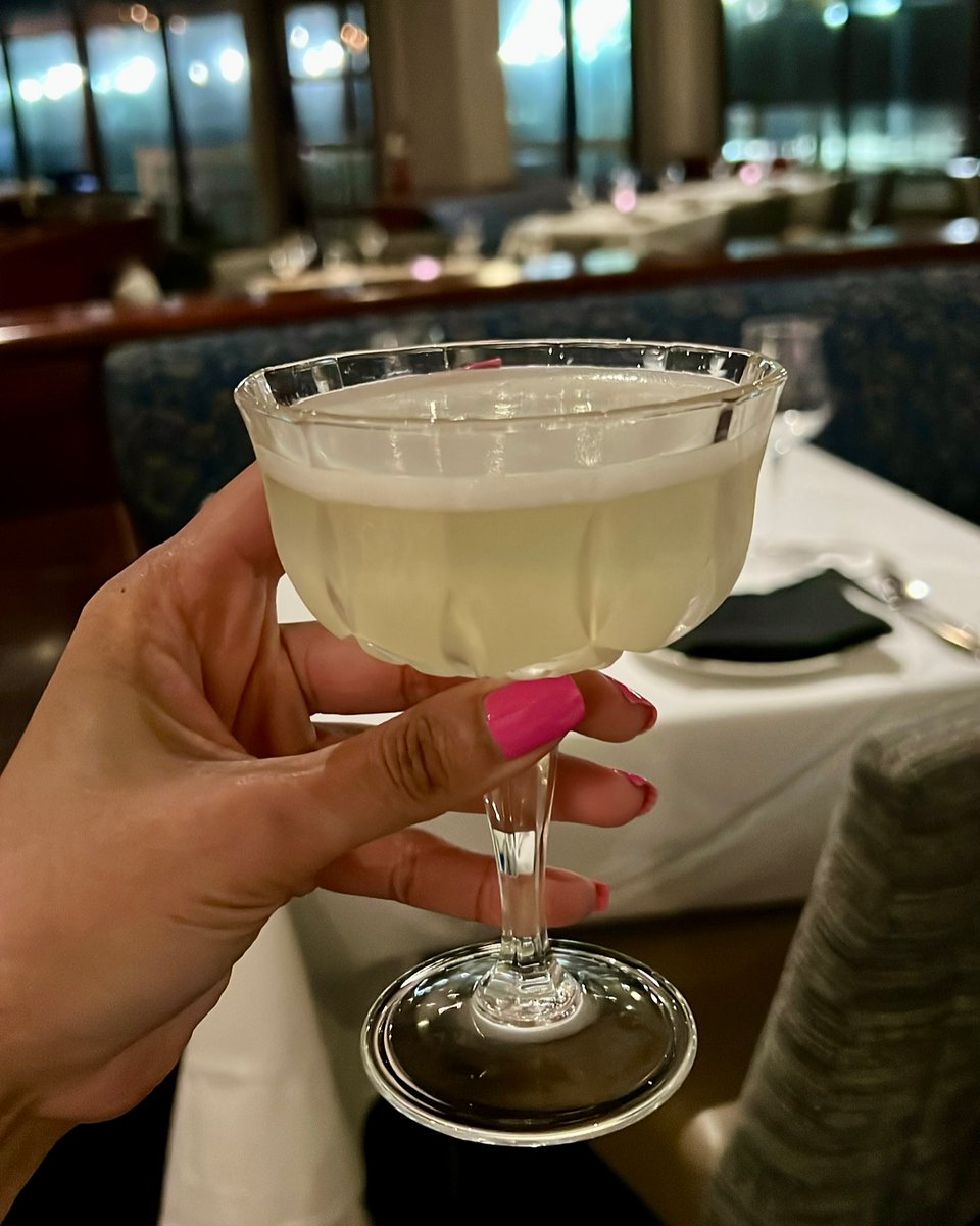 What are we celebrating tonight? 🍸 Whatever it is, @kincaidsofficial has you covered with great drinks and tasty bites!