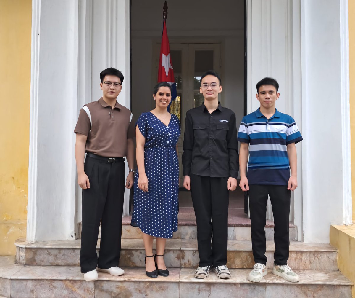Visitaron la Embajada jóvenes vietnamitas a quienes se les otorgaron becas para estudiar Medicina en Cuba.

Se mostraron agradecidos por esta oportunidad y muy entusiasmados con la posibilidad de convertirse en profesionales de la salud al servicio de su pueblo.
