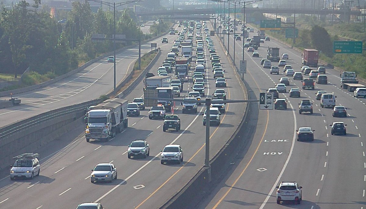 ⚠️#BCHwy1 Westbound vehicle stall has the centre lane blocked at Brunette Ave. #Coquitlam