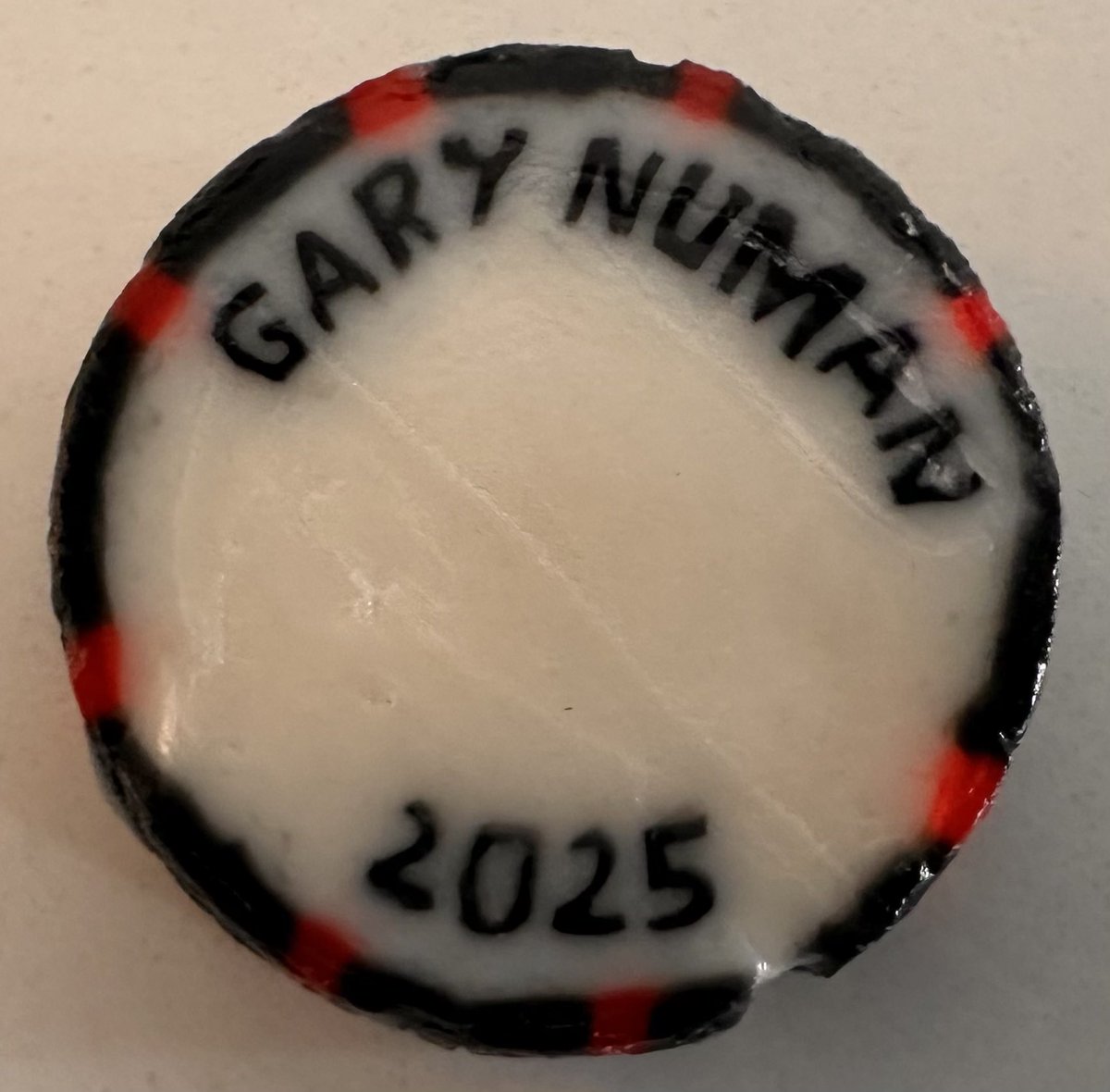 numanofficial's tweet image. Just to clear up some minor merch confusion from last night. The sweet bag contains a stick of Gary Numan 2025 Telekon rock (as in seaside rock) plus ten sweets made from the same stuff, all with Gary Numan 2025 on them. It reminds me of my holidays when I was a kid, which seemed…