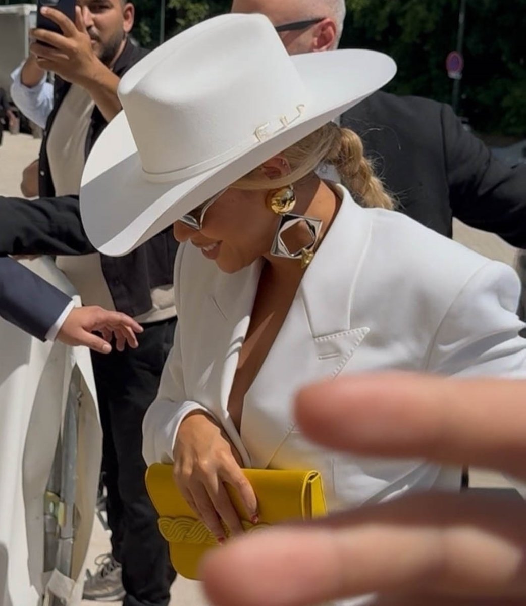 beyoncebrasil's tweet photo. 🚨 BEYONCÉ EM PARIS! https://t.co/e6JEygFt6L