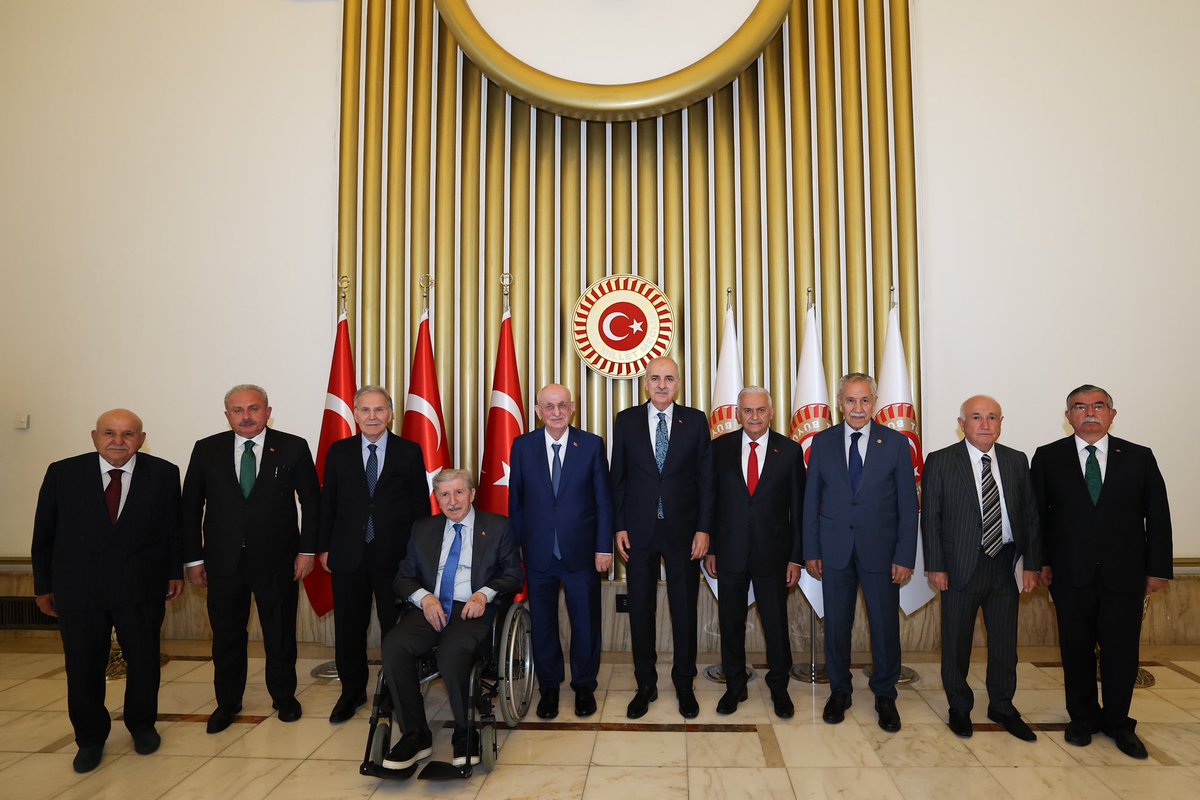 Türkiye Büyük Millet Meclisi Başkanımız <a href="/NumanKurtulmus/">Numan Kurtulmuş</a>, TBMM eski başkanları Ömer İzgi, Bülent Arınç, Köksal Toptan, Mehmet Ali Şahin, Cemil Çiçek, İsmet Yılmaz, İsmail Kahraman, Binali Yıldırım ve Mustafa Şentop ile bir araya geldi.

TBMM Başkanımız Numan Kurtulmuş’a, 28’inci