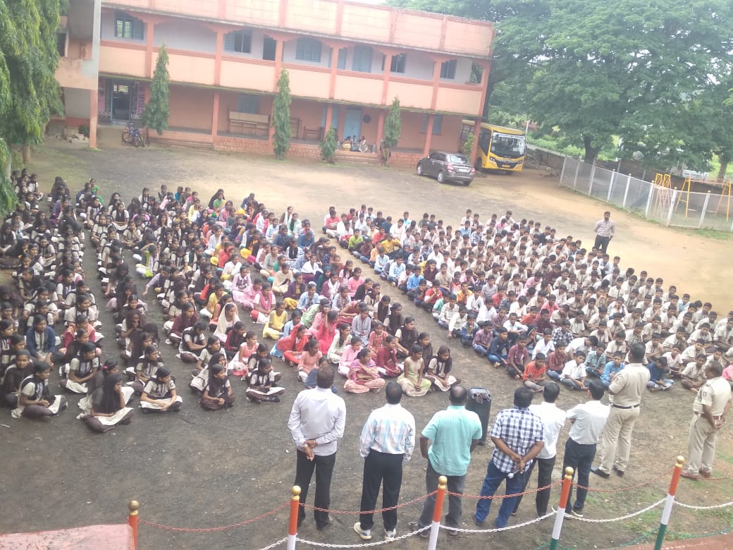 ಈ ದಿನ ಜಿಲ್ಲೆಯ ವಿವಿಧ ಪೊಲೀಸ್ ಠಾಣೆಗಳ ವತಿಯಿಂದ ವಿದ್ಯಾರ್ಥಿಗಳಿಗೆ ಮಾದಕ ವಸ್ತುಗಳ ಬಳಕೆ ವಿರುದ್ಧ ಜಾಗೃತಿ ಕಾರ್ಯಕ್ರಮ ಹಮ್ಮಿಕೊಳ್ಳಲಾಗಿತ್ತು.