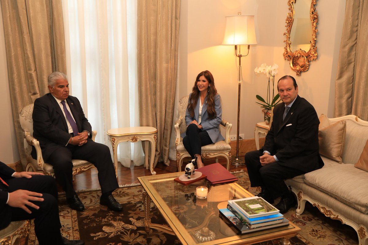 lanoticia507's tweet image. Presidente de la República José Raúl Mulino recibe en su despacho a Kristi Noem, Secretaria de Seguridad de EE.UU. al embajador de Estados Unidos Kevin Marino Cabrera y Corey Lewandowski, Jefe de Gabinete. Les acompaña el Ministro de Relaciones Exteriores Javier Martínez-Acha.