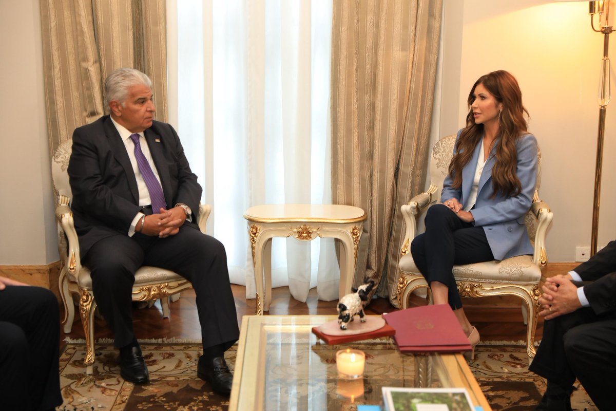 lanoticia507's tweet image. Presidente de la República José Raúl Mulino recibe en su despacho a Kristi Noem, Secretaria de Seguridad de EE.UU. al embajador de Estados Unidos Kevin Marino Cabrera y Corey Lewandowski, Jefe de Gabinete. Les acompaña el Ministro de Relaciones Exteriores Javier Martínez-Acha.