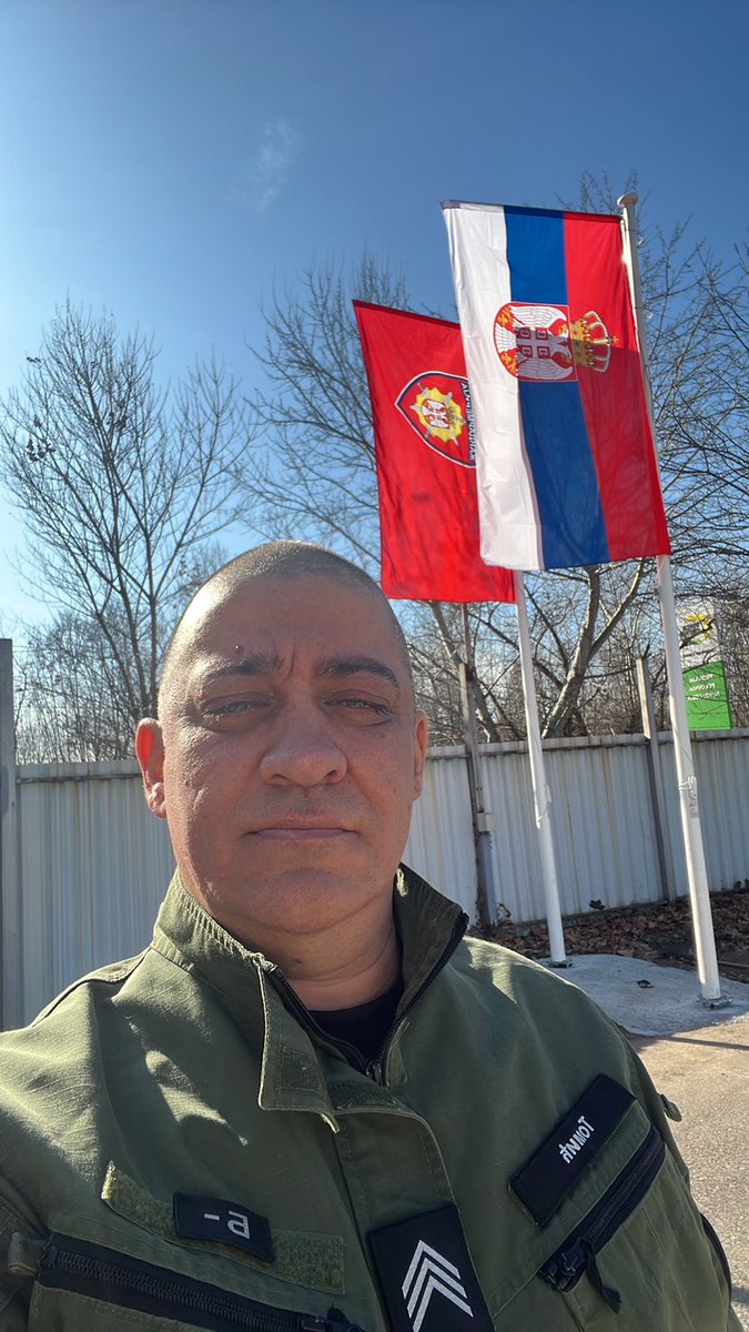 Danas je žandarm koju je svoju devojku maltretirao u kafiću i potezao pištolj na nju pušten na slobodu.
Ponovo smo svedoci da se pravda u našoj državi deli selektivno.

Čovek koji treba da brani i štiti, a zapravo napada i zastrašuje. Čovek u čijoj okolini se treba osetiti