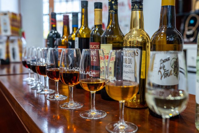 🍷 Do you know the Ronda and #Málaga wine route? This wine tourism proposal brings you closer to the wine culture of the province. It expands in five wine regions: Serranía de Ronda, Axarquía, Manilva, Zona Norte y Montes de Málaga. 

➕ info: 👉visita.malaga.eu/en/meet-malaga…