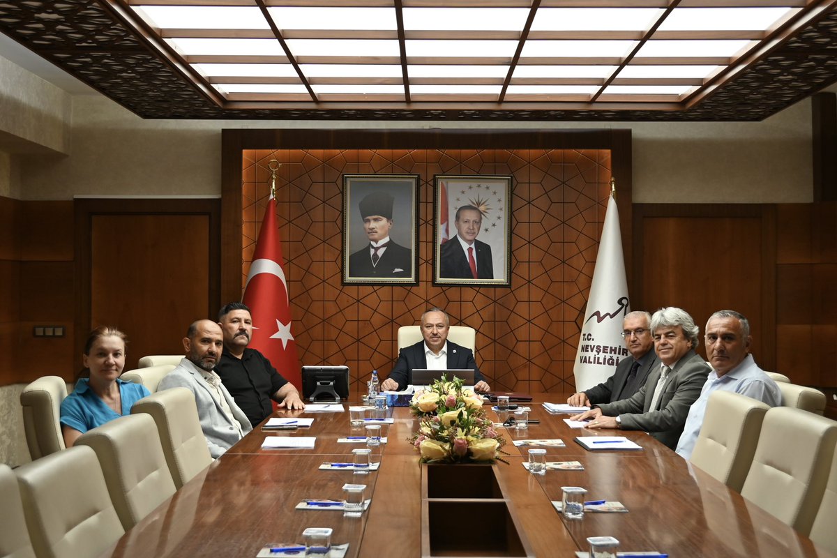 Valimiz Sn. <a href="/ValiFidan/">Ali Fidan</a> başkanlığında,

📌 Kapadokya Turizm Bölgesi Altyapı Hizmet Birliği (KAP-HİB) Encümen Toplantısı gerçekleştirildi.

Toplantıda;
▪️Turizm sezonuna yönelik hazırlıklar,
▪️Devam eden projelerin durumu ve yeni projeler ele alındı.

📍 Valilik Toplantı Salonu