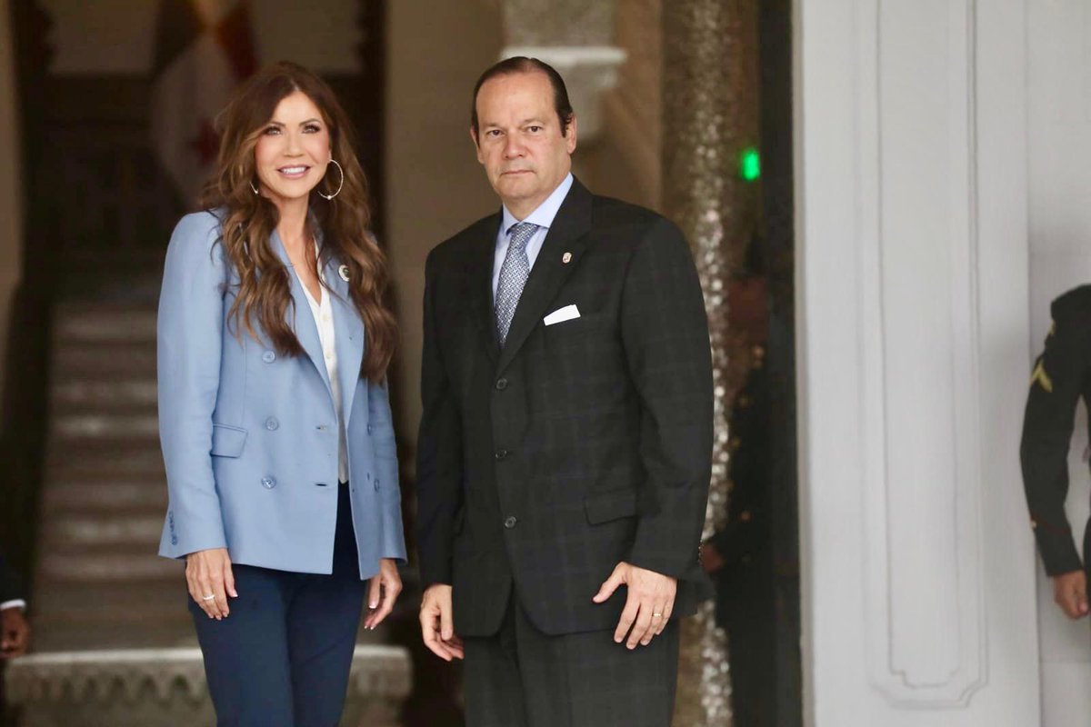 arielrios507's tweet photo. Presidente de la República José Raúl Mulino recibe en su despacho a Kristi Noem, Secretaria de Seguridad de EE.UU., al embajador de Estados Unidos Kevin Marino Cabrera y  Corey Lewandowski, Jefe de Gabinete.Les acompaña el Ministro de Relaciones Exteriores  Javier  Martínez-Acha https://t.co/nXzlPKJVqD