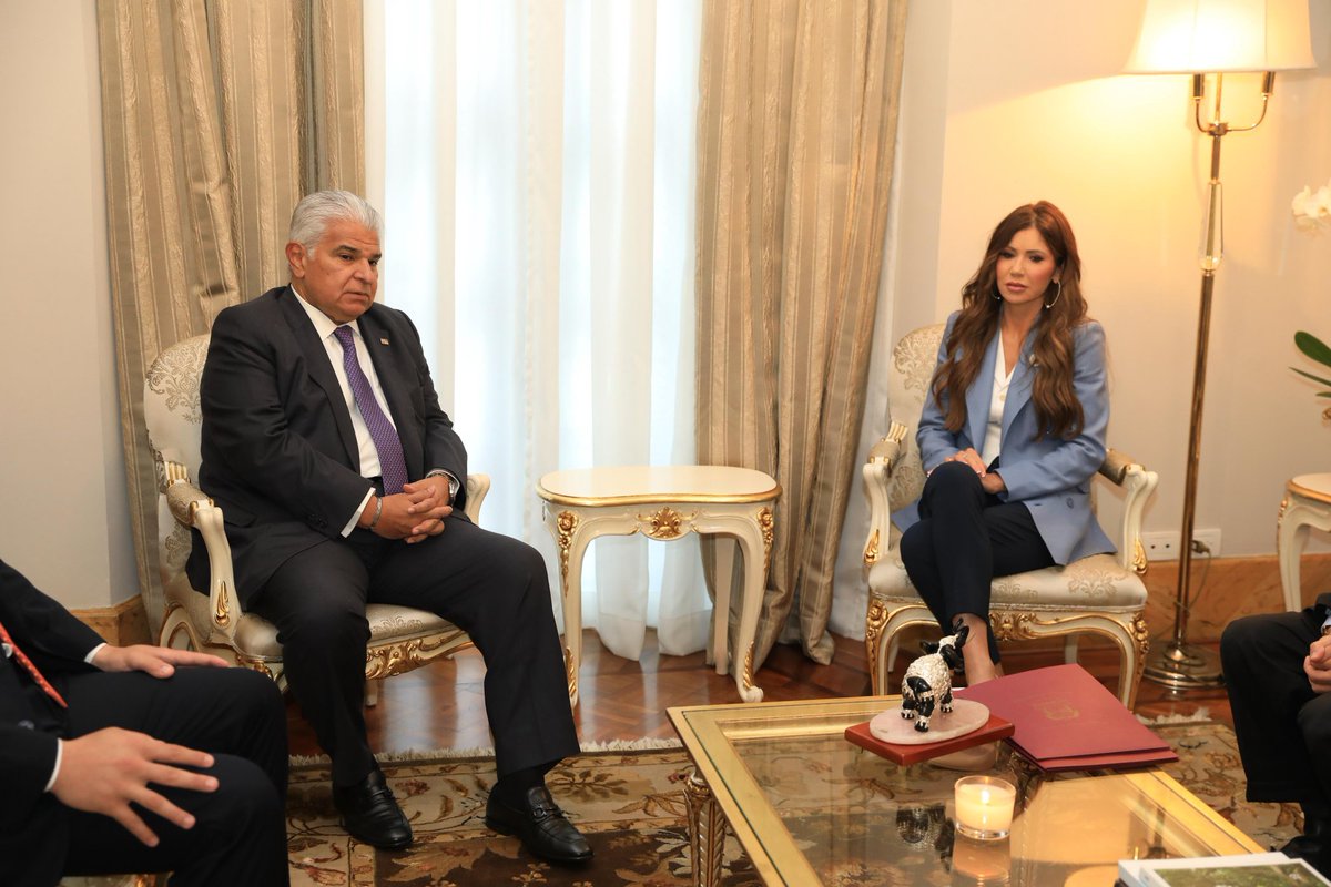 arielrios507's tweet photo. Presidente de la República José Raúl Mulino recibe en su despacho a Kristi Noem, Secretaria de Seguridad de EE.UU., al embajador de Estados Unidos Kevin Marino Cabrera y  Corey Lewandowski, Jefe de Gabinete.Les acompaña el Ministro de Relaciones Exteriores  Javier  Martínez-Acha https://t.co/nXzlPKJVqD