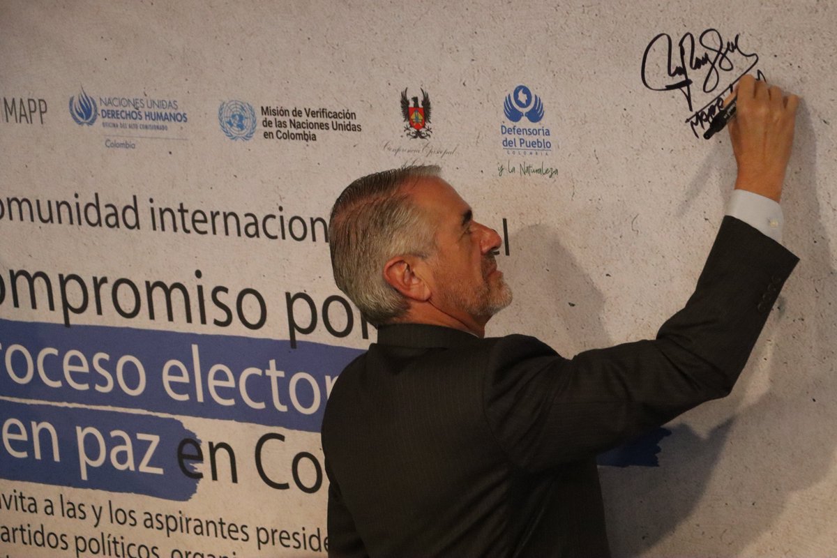 “Acompañar a Colombia en su camino hacia una #PazCompleta significa garantizar que cada persona pueda ejercer su derecho de elegir y de ser elegido en Colombia sin presiones, miedos y sin violencia.” 

Roberto Menéndez, Jefe <a href="/MAPPOEA/">MAPP/OEA</a>, tras firmar el Compromiso con un proceso